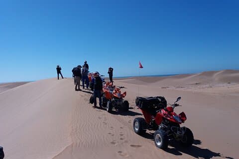 Quad verso le dune di sabbia e la spiaggia selvaggia