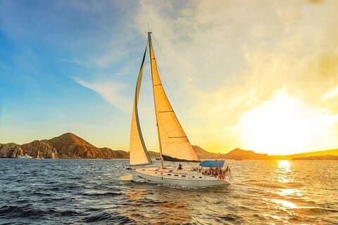 Tour en Velero de lujo al Atardecer en Los Cabos + Snacks + Bebidas Premium