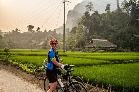 Tour in bicicletta della vera campagna del Vietnam e goditi il tramonto su una barca di legno