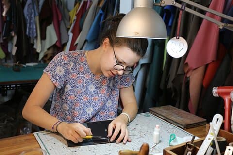 楽しみながら学ぶ - レザースタジオでカスタムクラッチバッグを作る