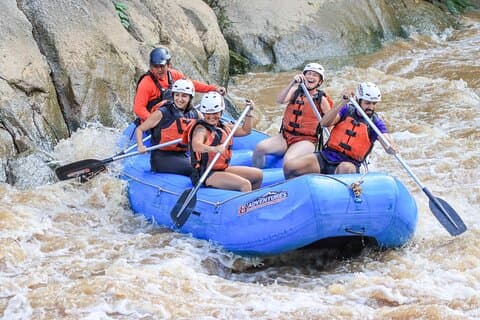 Wildwaterraften 10 km en watervaltrekkingtocht vanuit Chiang Mai