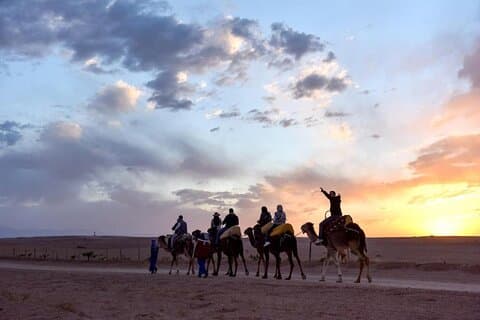 Kameltur i solnedgang og middag i Agafay-ørkenen med transport fra Marrakech