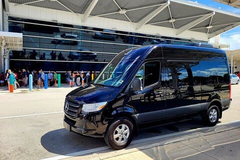 Privat transfer fra hotellet i Miami til Port Miami. Opp til 11 pax.