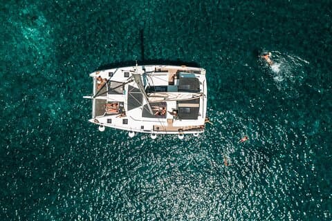 Majestic Catamarán Caldera Cruise con refrigerios, comidas y bebidas