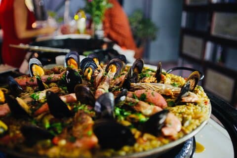 Paella Catalan Classe de cozinha com grupo pequeno em Barcelona
