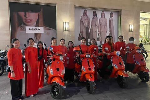 Saigon Vespa By Night Street Food med kvindelige ryttere Ao Dai