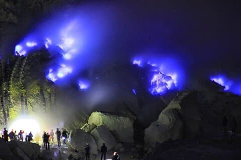 Viagem noturna à cratera vulcânica do Monte Ijen saindo de Bali