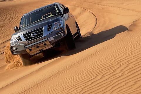 Safari privato nel deserto con giro in cammello e cena barbecue nel campo beduino