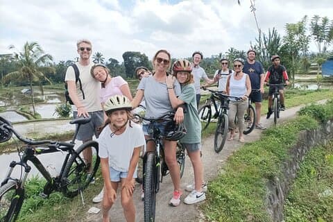 Excursão de bicicleta pela zona rural de Bali em declive em Ubud