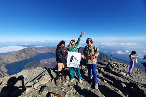 リンジャニ山3D2Nプライベート・トレック–山頂、火口縁、温泉