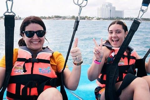 Paquete combinado de parasailing y esnórquel desde Cancún