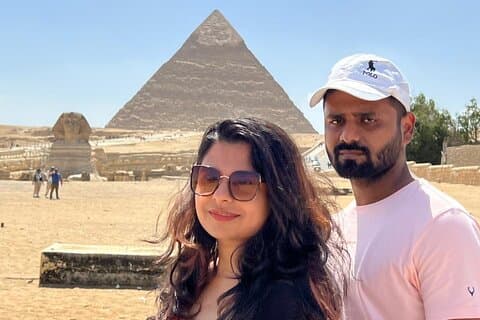 Halv fotografering Dagstur Giza pyramider med lunch och kamelritt