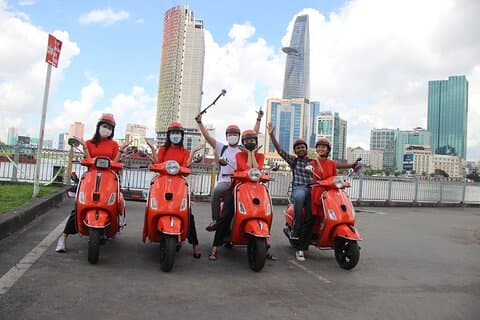La Saigon dell'Insider con le motocicliste Ao Dai in Vespa 4,5 ore