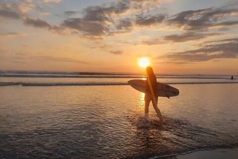 Surflektion och surfguidning från Bali