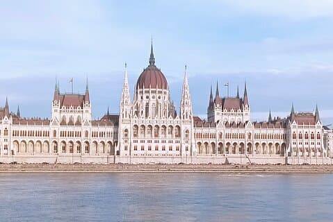 Private car or minivan transfer from Budapest to Prague or back