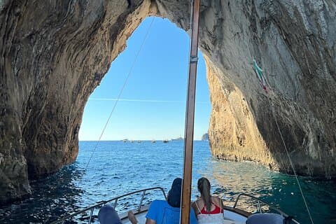 Capri boat tour with bath and visit to the exclusive caves