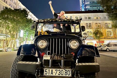 Private Jeep City Tour Saigon di Notte e Skybar Drink