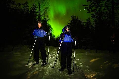 Randonnée à ski sous les aurores boréales