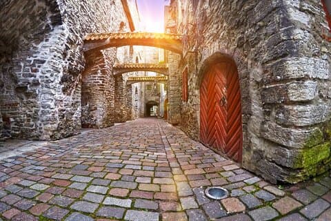 Caccia al tesoro a Tallinn & tour a piedi con audioguida