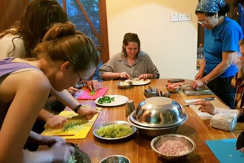 ネパールのモモまたはダルバート料理教室（Cook with Delight）