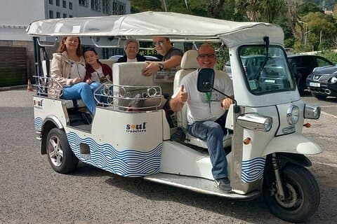 Privat tur Sintra, paladser og bjerg-tuk-tuk (2 til 6 personer)