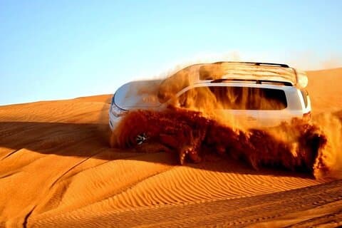 Safari mattutino nel deserto con sandboard e giro in cammello