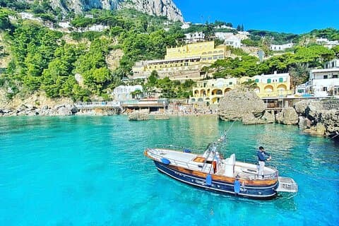 Paseo en barco privado de 2 horas a las bellezas naturales de Capri