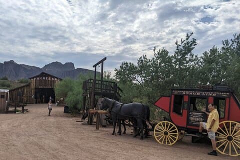 Apache Trail com Dolly Steamboat