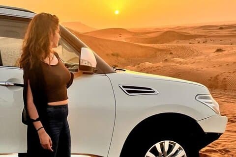 Safári noturno no deserto com jantar de churrasco, sandboard e passeio de camelo