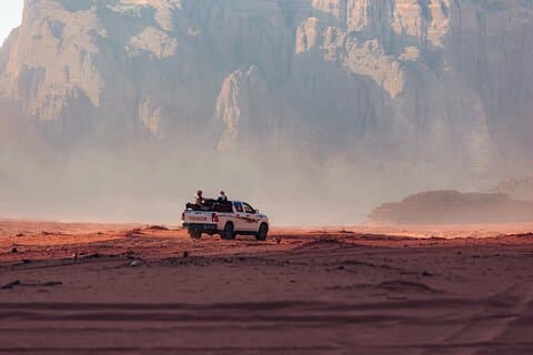 Tour in jeep del Wadi Rum: mezza o intera giornata con Guida beduina