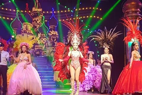 Alcazar: Spektakulære cabaret show i Pattaya