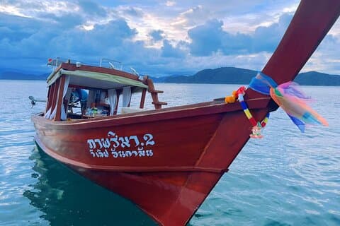 Passeio de barco tradicional de luxo em Phuket/Ilha de Coral das 8h30 às 13h30