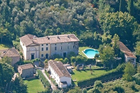 Culinária italiana particular em uma vila histórica nas colinas de Lucca (grupos de 10)