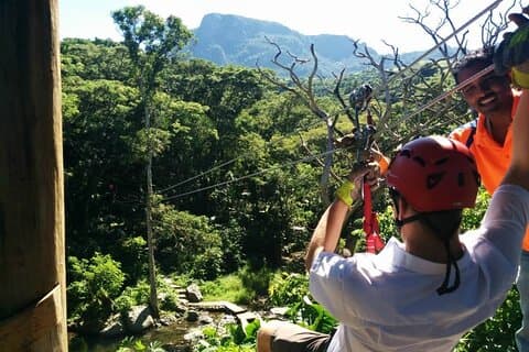 Aventura en tirolesa en helicóptero en Fiyi