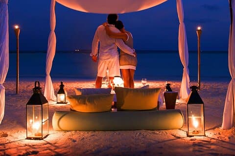Romantisch diner met kaars op het strand van Nungwi of Kendwa