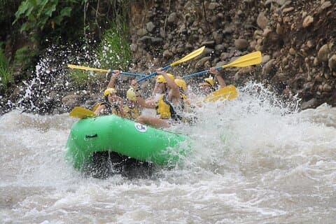 Costa Ricas feinstes Wildwasser-Rafting-Abenteuer (Klasse 4/5)