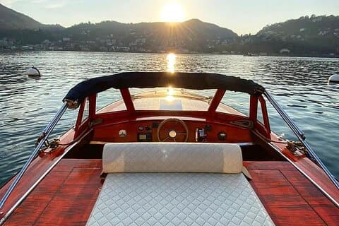 Passeio privativo de barco de madeira no Lago Como e glamour italiano