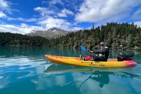 Kajak en wandeling naar Deep Blue, Glacially Carved Grant Lake, Alaska
