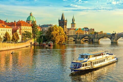 Tour guidato privato della città vecchia di Praga con crociera in barca