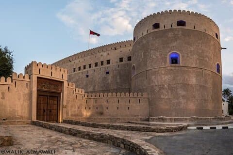 Viagem privada de um dia a Wadi Al Hoqain e ao Castelo Al Hazm