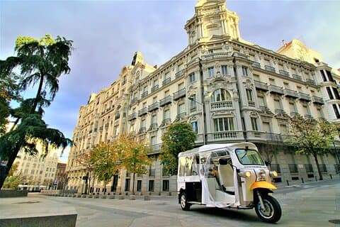 Rundtur i historiska och moderna Madrid med guide i gul tuk-tuk