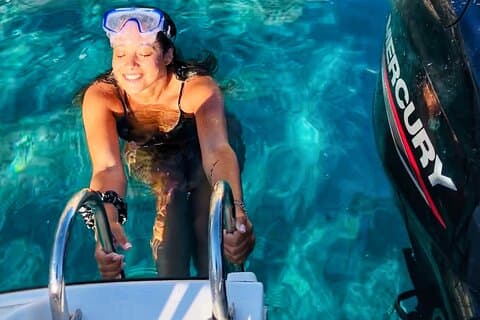 ミロス島: ミロスギリシャのプライベートボートレンタル（ライセンス不要）