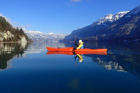 Vinterkajaktur på Turquoise-søen Brienz