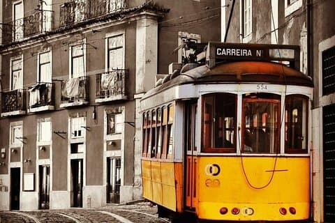Tour in Lisbon, meet locals and monuments.