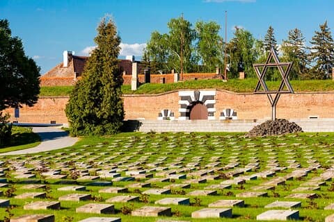 Visite o campo de concentração de Terezin: viagem privada de um dia saindo de Praga
