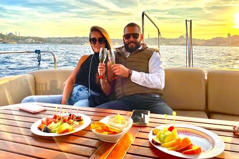 Bosporens solnedgång eller dagtid Yacht Cruise med snacks och Live Guide