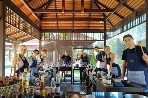 Morgonmatlagningskurs i traditionell paviljong med vacker trädgård - Chiang Mai