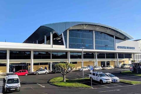 ラジェス国際空港からアングラ ド エロイズモへの移動