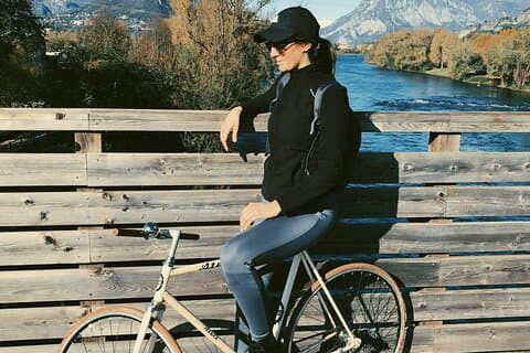 Ciclismo y estiramientos alrededor del lago.