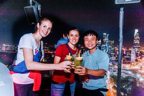 シーフード、ビール、ライブ音楽バーを楽しめるサイゴン アフター ダーク